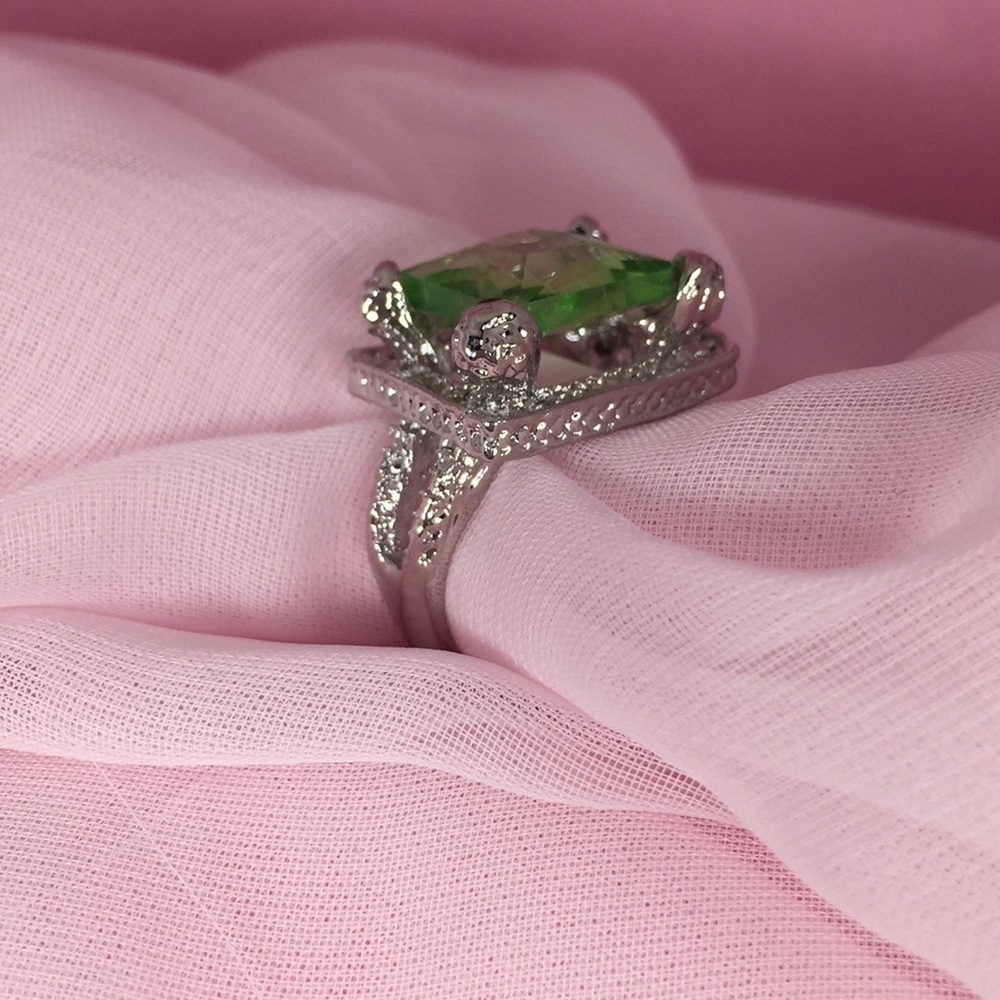 SILVER TONE RING WITH SQUARE GREEN GEMSTONE - Picture 3 of 7